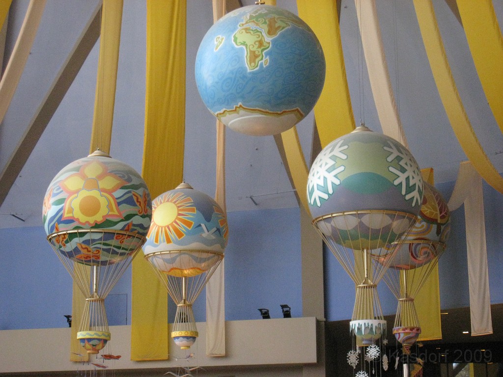 Disney 2010 D3 0550.jpg - January 9-11, 2010 Disney World Florida. Monday, up and ready to roll, took shuttle to Epcot. Caught a couple shows and took a lot of pictures. Finally had to call it a day to get to our plane to go home.